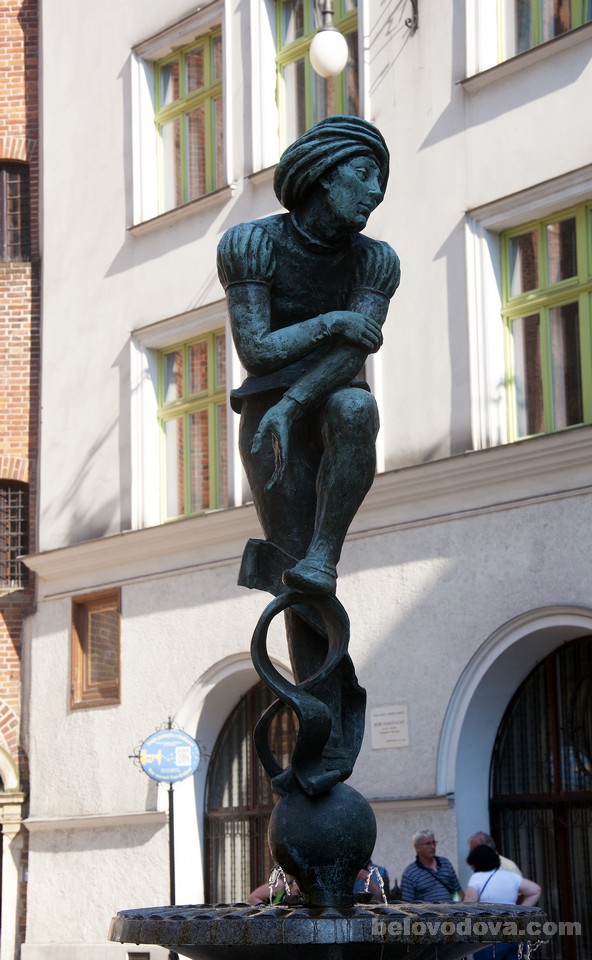 фонтан с фигуркой, изображающей бедного студента - жака